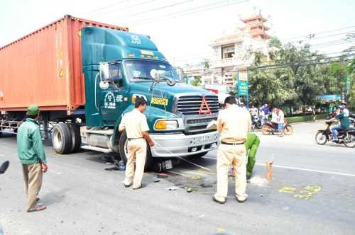 Mẹ gào khóc bên thi thể con trai bị xe container cán qua