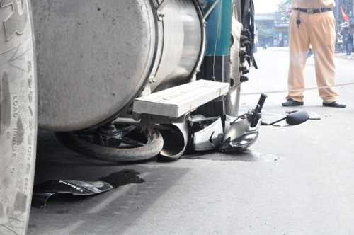 Mẹ gào khóc bên thi thể con trai bị xe container cán qua