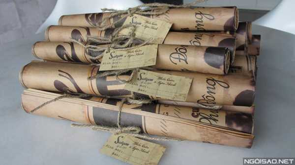 Sau đó trước ngày cưới một tuần, tấm thiệp cưới thiết kế giống một tờ báo của những năm 50, buộc lại buộc bằng một chiếc dây đơn giản. 