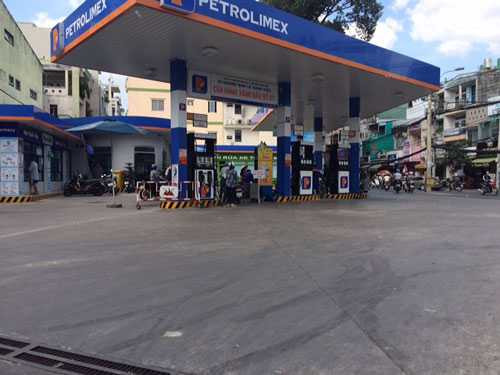 Người phụ nữ dọa tự thiêu ở cây xăng, tấn công công an