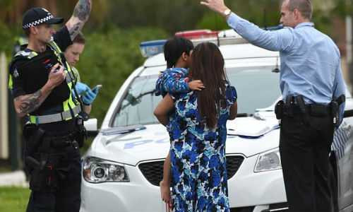 Cảnh sát đang giúp vợ và con trai nạn nhân