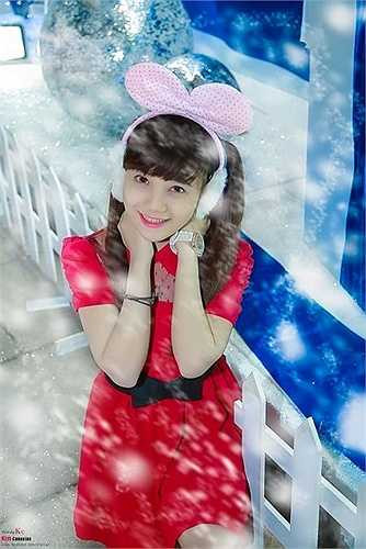 Cô bạn từng đạt học sinh giỏi 10 năm liền, nhất khối 4 năm liền 6,7,8,9; Giải ba học sinh giỏi văn cấp tỉnh Kiên Giang năm 2005; Giải nhì nét đẹp sinh viên Khoa Quản trị kinh doanh, ĐH Tôn Đức Thắng.