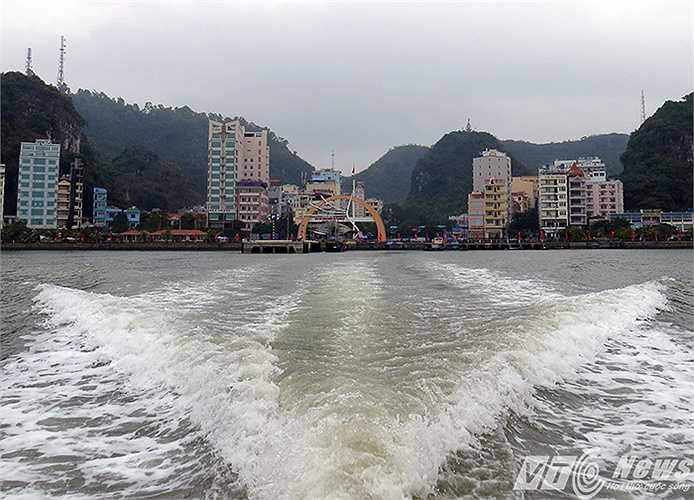 Những ngày đầu năm 2015, trên chiếc ca nô của Đồn Biên phòng Cát Bà (Bộ Chỉ huy Biên phòng Hải Phòng) đã đưa nhóm phóng viên ra khám phá vẻ đẹp nguyên sơ, tráng lệ và lộng lẫy của hang Quả Vàng - Hang động lớn vừa được phát hiện, cách thị trấn Cát Bà khoảng gần 1 giờ chạy cano, nằm trong vùng lõi quần đảo Cát Bà - Khu dự trữ sinh quyển thế giới. 