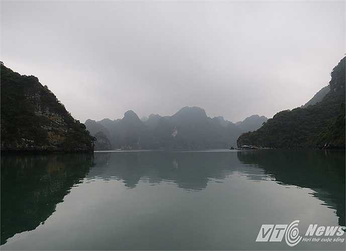 Đường vào hang Quả Vàng, hai bên có những dãy núi đá vôi sừng sững, trên đó là các thảm thực vật nguyên sơ. Mùa đông, lặng gió, mặt biển lăn tăn sóng với một màu xanh biếc, in hình những dãy núi, đảo đá vôi trùng trùng, điệp điệp.