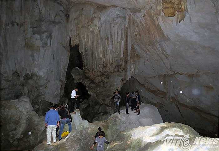 Hiển hiện ngay trước cửa hang đi vào là cả một 'động cung' rộng lớn hàng nghìn mét vuông, với nhiều loại thạch nhũ và hình thù tuyệt đẹp, kỳ dị, độc đáo.