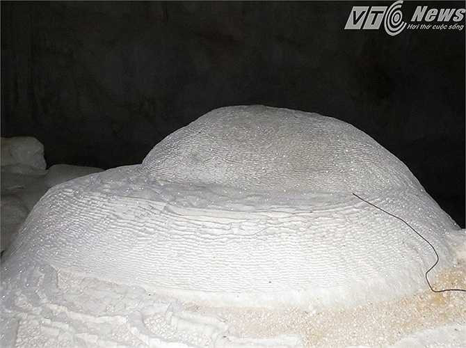 Khối nhũ đá sáng lấp lạnh giữa lưng trừng hang, tựa như đống châu báu.