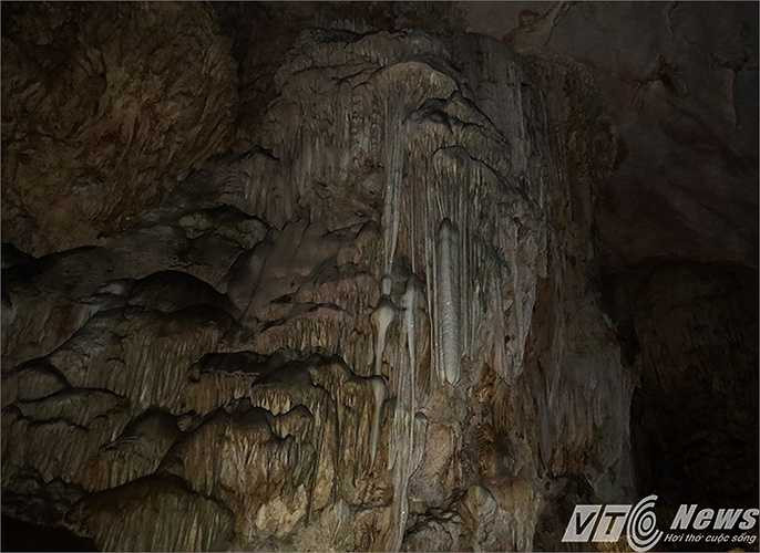 Những khối nhũ đá với nhiều màu sắc, khiểu dáng, họa tiết khác nhau được thiên nhiên kiến tạo nên qua hàng ngàn, hàng vạn năm giữa lòng biển cả.