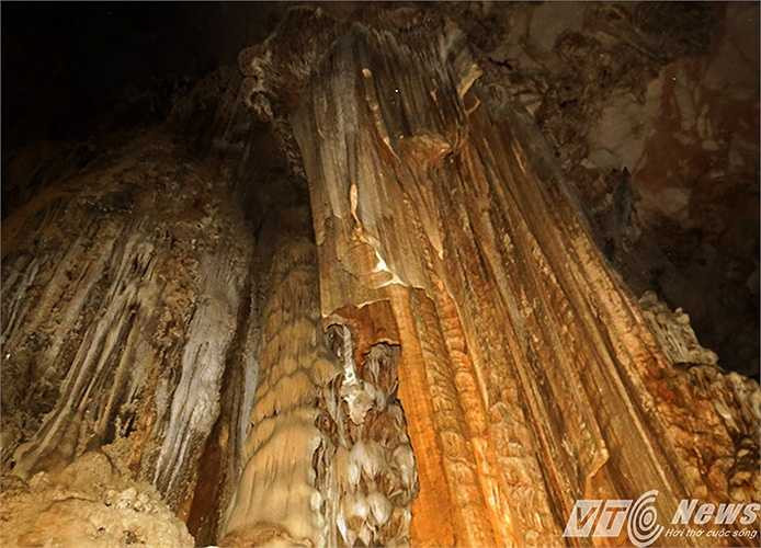 Lấy tay gõ nhẹ vào các phiến đá, vang lên những âm thanh nghe như tiếng trống, tiếng nhạc được phát ra từ một cây đàn đá khổng lồ