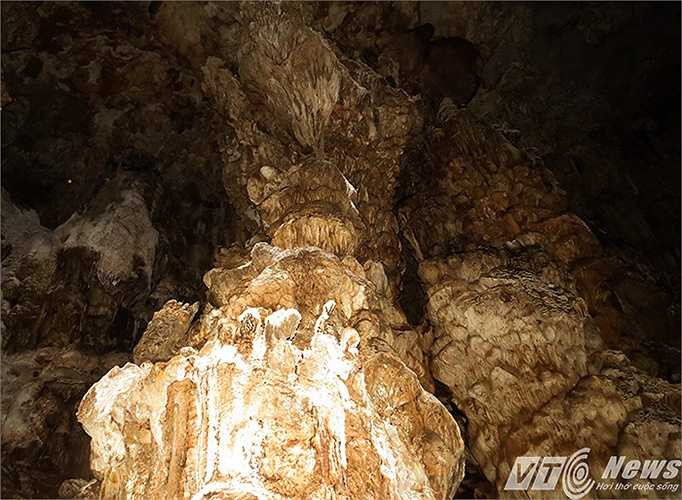 Những khối nhũ đá khổng lồ, nhiều màu sắc giống như những hình ảnh thường thấy trên mặt trăng