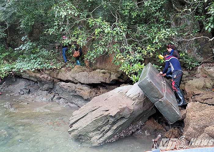 Muốn vào được hang phải trèo qua sườn núi, mất khoảng 30 phút đi bộ, mang theo 1 chiếc thuyền nhỏ và một mảng phao lớn làm phương tiện di chuyển vào hang 