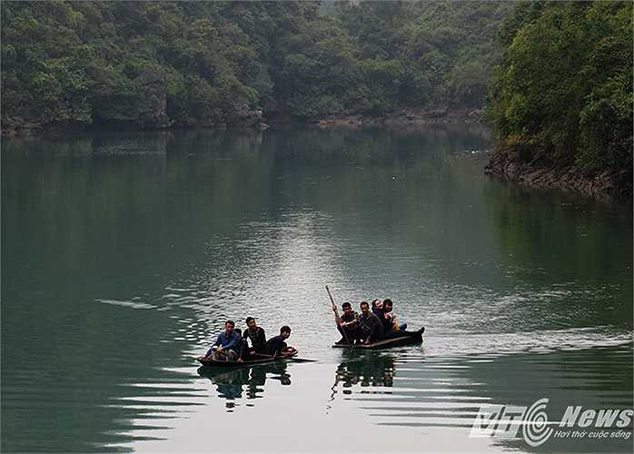 Vượt qua sườn núi, đoàn du khách lại tiếp tục lênh đênh trên 2 phương tiện duy nhất vượt qua gần 200m lòng hồ được tạo thành bởi dãy núi đá vôi bao quanh.