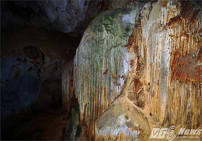 Hai bên cửa hang, thiên nhiên kiến tạo nên những hình thù trông giống như 'quái vật biển' chầu phục canh gác trước cửa hàng.