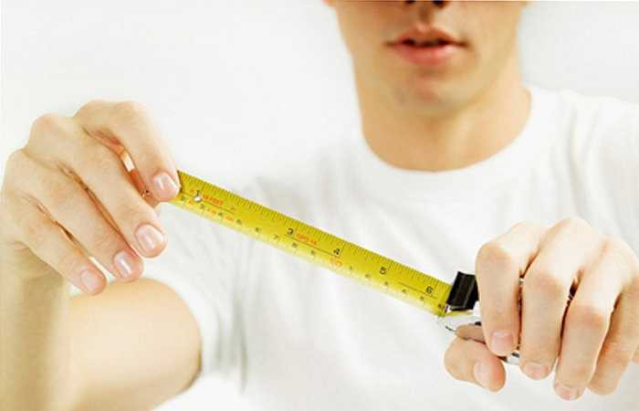 Khi cậu nhỏ bị gãy, bạn có thể nghe thấy tiếng 'khấc' hoặc tiếng 'tách'. Sau đó, 'cậu nhỏ' sẽ chuyển sang màu đen, màu xanh lam và kèm theo những cơn đau đớn khủng khiếp. Nếu theo thời gian, cậu nhỏ bị gãy không được điều trị sẽ có thể hình thành sẹo trong các mô. Các sẹo này khiến cậu nhỏ bị cong và có một hình dạng bất thường.