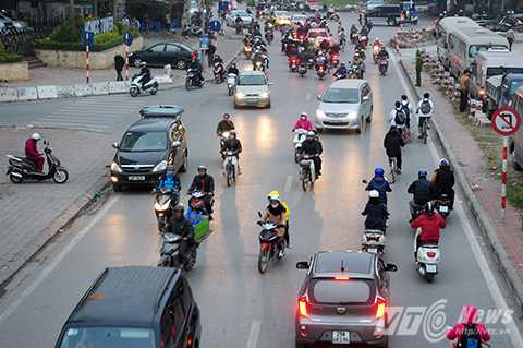 Cận cảnh phố có ba làn xe chạy xen kẽ độc nhất Việt Nam