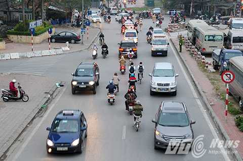 Cận cảnh phố có ba làn xe chạy xen kẽ độc nhất Việt Nam