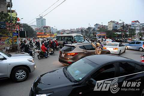 Cận cảnh phố có ba làn xe chạy xen kẽ độc nhất Việt Nam