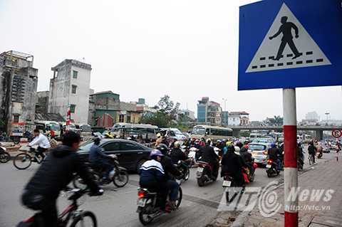 Cận cảnh phố có ba làn xe chạy xen kẽ độc nhất Việt Nam