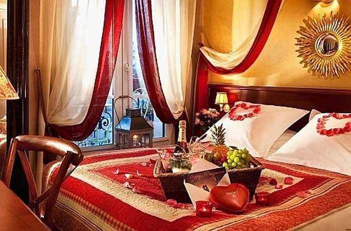 Chuyển sang kiểu đèn ngủ mờ ảo để làm cho phòng ngủ của bạn trông lãng mạn. Sau đó, bạn có thể sắp xếp một bữa ăn nhẹ trên giường kết hợp với một bản nhạc du dương.