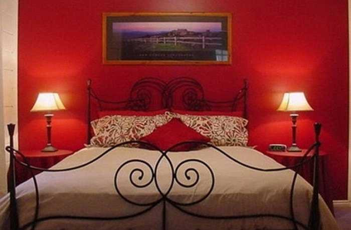  Một lớp sơn mới: Nếu cầu kỳ hơn, bạn có thể sơn tường mới cho phòng ngủ thu hút hơn. 