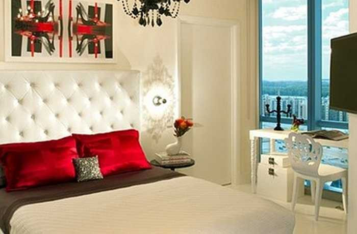 Trang trí bằng một vài chi tiết màu đỏ. Màu đỏ là màu của niềm đam mê, hãy tô điểm phòng ngủ bằng vài chi tiết màu đỏ để tăng sự lãng mạn cho vợ chồng dịp Valentine. 