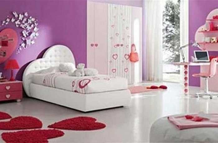 Thảm hình trái tim: Bạn có thể dùng những chiếc thảm hoặc giương hình trái tim đẹp mắt để trang trí phòng ngủ thêm lãng mạn.