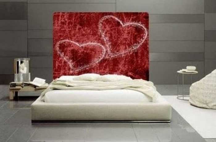 Chiếc giường màu trắng với điểm nhấn là bức phản màu đỏ vẽ hai hình trái tim dễ thương