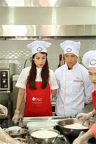 Ngoài những suất ăn, phần quà thì những phút giây chia sẻ niềm vui tinh thần cũng quan trọng không kém để giúp các em quên đi những nỗi đau mà các em mắc phải