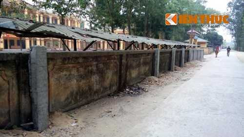 Tường bao trường chuẩn quốc gia sập đè nát chân học sinh