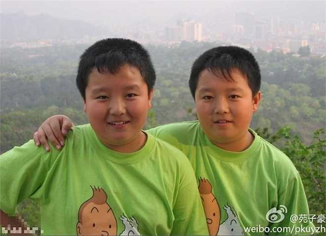 Anh em sinh đôi nổi tiếng sau khi cùng giảm cân: Trang Shanghaiist cho hay, Uyển Tử Văn và Uyển Tử Hào là cặp song sinh người Trung Quốc gần đây đặc biệt nổi tiếng trên mạng sau khi chia sẻ những bức ảnh ngày bé của mình. Theo đó, hai anh em từng khá mập mạp và không mấy điển trai như hiện tại. (Ảnh: Sina)