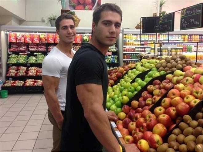 Hai chàng nông dân có thân hình 6 múi: Theo Buzzfeed, hai anh em sinh đôi người Nam Phi - Alex và Charlie Kotez (hay còn gọi là K2 Twins) nhanh chóng nổi tiếng trên mạng nhờ có khuôn mặt điển trai, cao ráo cùng thân hình 6 múi, cơ bắp cuồn cuộn. Trang fanpage trên Facebook của họ hiện hút hơn 50.000 like (thích). (Ảnh: FBNV)