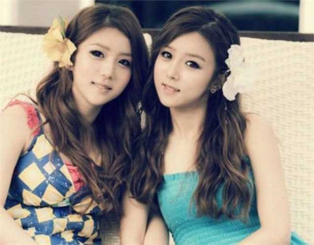 Khuôn mặt có phần thô kệch, cằm nhô dài, mắt híp, mũi tẹt, răng lệch lạc... của hai chị em ngày nào giờ đã hoàn toàn thay đổi. (Ảnh: All Kpop)