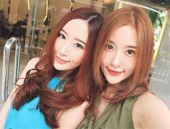 Hai cô gái gây sốt cộng đồng mạng: Theo Sina, Elle và Jess Yamada hiện là cặp song sinh có nhiều fan hâm mộ, nổi tiếng nhất tại Indonesia. Hai chị em gây chú ý nhờ khuôn mặt thon gọn, thanh tú, làn da trắng mịn cùng vóc dáng cân đối. 