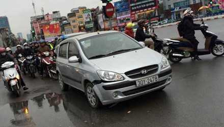 Bà bầu bị ô tô húc văng xuống đường giữa trời mưa rét