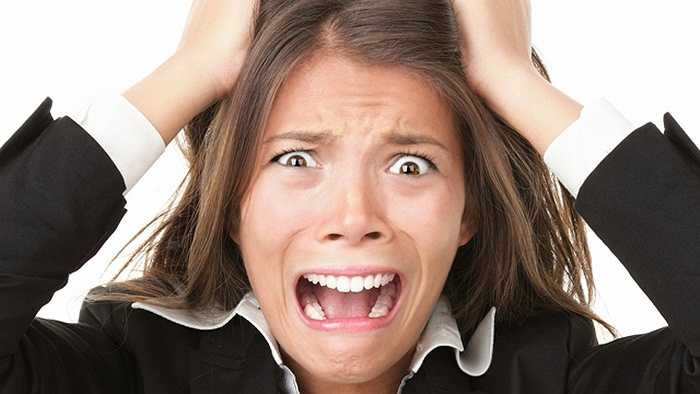 Stress: Stress khiến bạn bị căng thẳng tâm lý, khó tập trung và nó còn gây nên hàng tá những hệ lụy xấu khác với sức khỏe. Không những thế khi bị stress bạn còn dễ bị mất ngủ, từ đó khiến da xỉn màu, thâm nám, kém tươi sáng, tiếp tay cho mụn trứng cá hình thành.