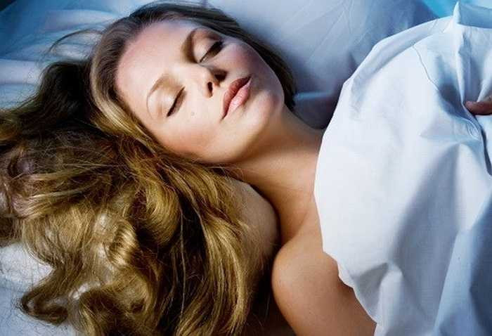 Không tẩy trang: Lớp kem phấn trang điểm sẽ là mối đe dọa với làn da, khiến cho các lỗ chân lông bị tắc nghẽn, giảm khả năng hô hấp của da. Không những thế, lớp kem trang điểm kết hợp với mồ hôi, khó bụi xuất hiện trên da còn là môi trường lý tưởng cho vi khuẩn gây hai dạ hình thành và phát triển.