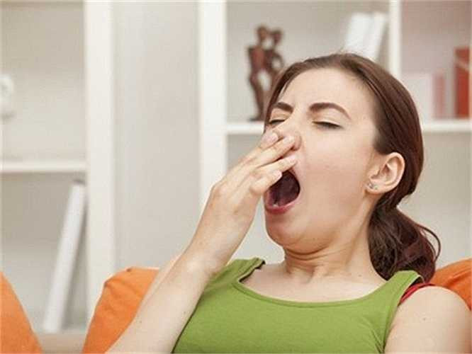 Ngủ không đủ giấc: Thiếu ngủ làm tăng vết chân chim nơi khóe mắt và xuất hiện các đốm tàn nhang cũng như nhiều vấn đề nghiêm trọng khác. Hãy đảm bảo ngủ ít nhất 8 tiếng/ngày để làn da thêm căng bóng.