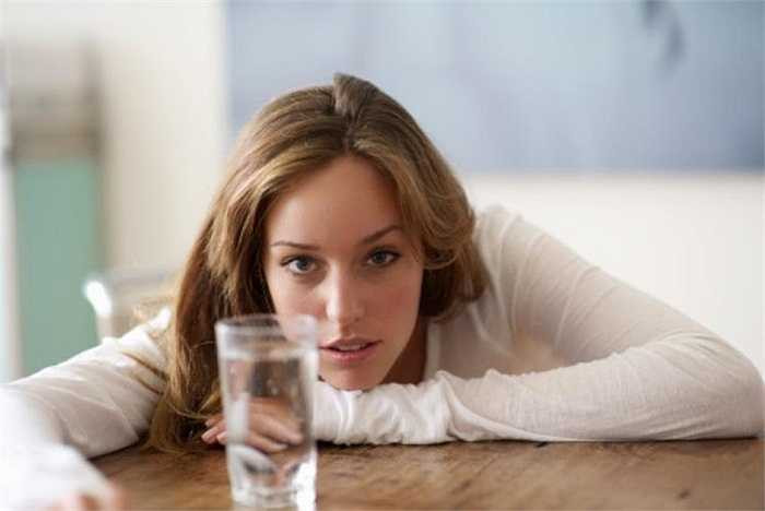 Uống ít nước: Nên nhớ, nước chiếm 1/5 trọng lượng cơ thể giúp nuôi dưỡng tế bào, cơ bắp, hỗ trợ quá trình trao đổi chất. Thiếu nước sẽ khiến cơ thể mệt mỏi, da khô, bị hạ huyết áp. Vì vậy, tùy vào công việc của bạn mà bổ sung nước đủ cho cơ thể từ 2 đến 3 lít nước 1 ngày.
