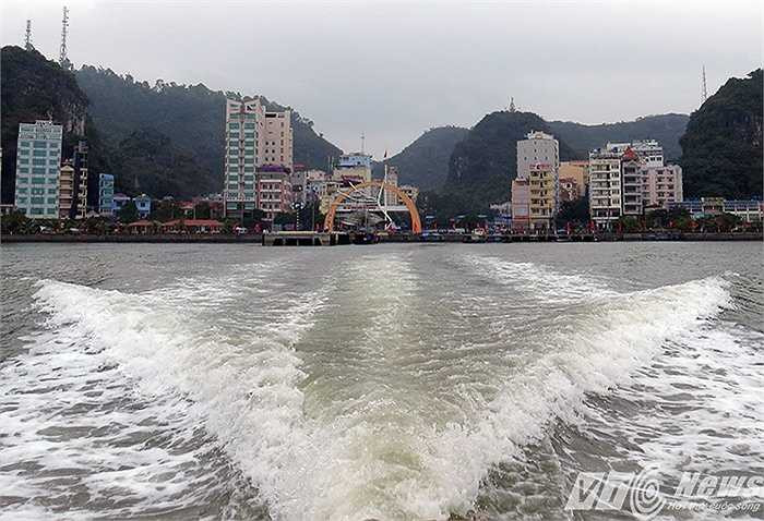 Xuất phát từ bến tàu cao tốc thị trấn Cát Bà, trên hành hình ra hang Quả Vàng, quần đảo Cát Bà được thiên nhiên kiến tạo và ban tặng cho nhân loại những kỳ quan tuyệt đẹp.