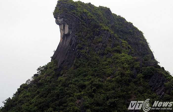 Tuy nhiên, đảo đá này khiến người ta liên tưởng tới một con quái vật biển khổng lồ nhô đầu trên mặt biển.