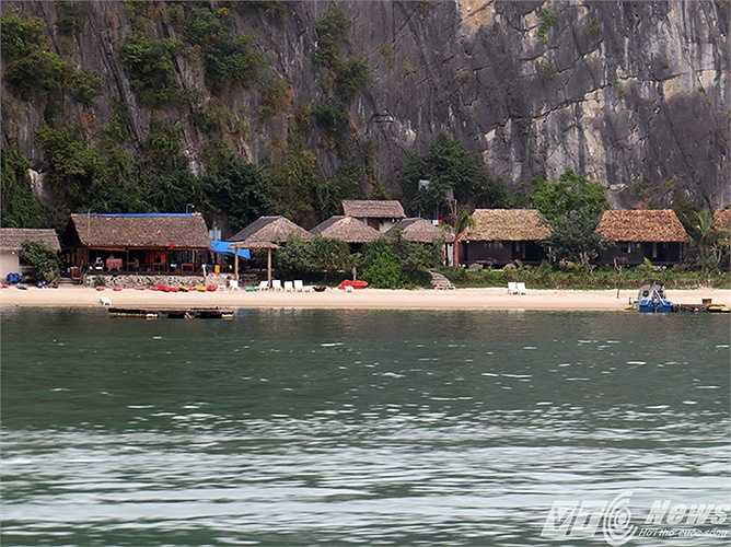 Những bãi cát trắng mịn màng, thoai thoải, được che chắn với dãy núi đá vôi, thích hợp cho tắm biển và nghỉ dưỡng.