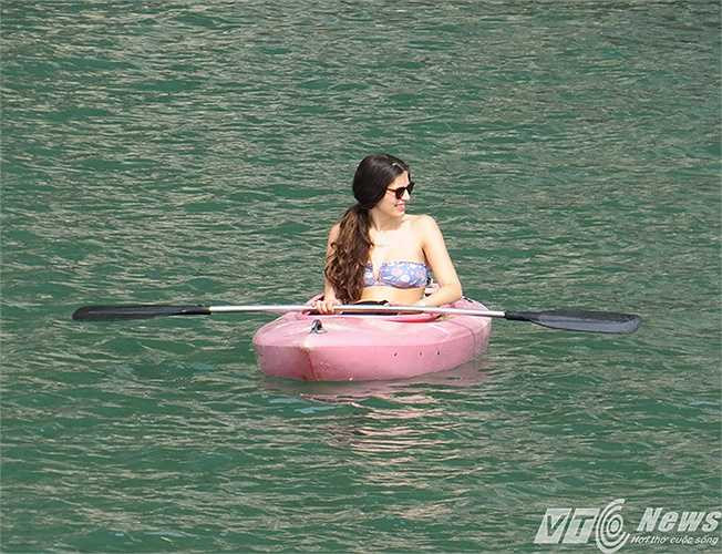 Nữ du khách nước ngoài chèo thuyền kayak trên vịnh