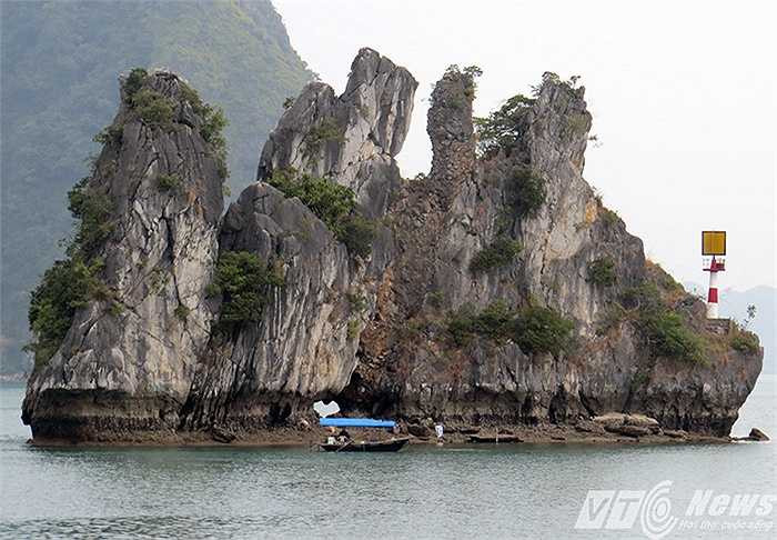 Đảo đá vôi với hình thù kỳ dị giữa vịnh