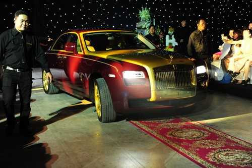 Và mang siêu xe mạ vàng 40 tỷ lên sân khấu.