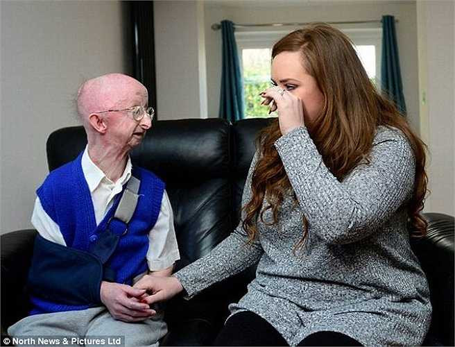 Vào tối Chủ nhật, Alan đẩy thùng rác ra trước nhà. Lúc đấy, ông đã không để ý nên không nhìn thấy tên du côn đang tiến tới, đánh ngã mình xuống đất. 