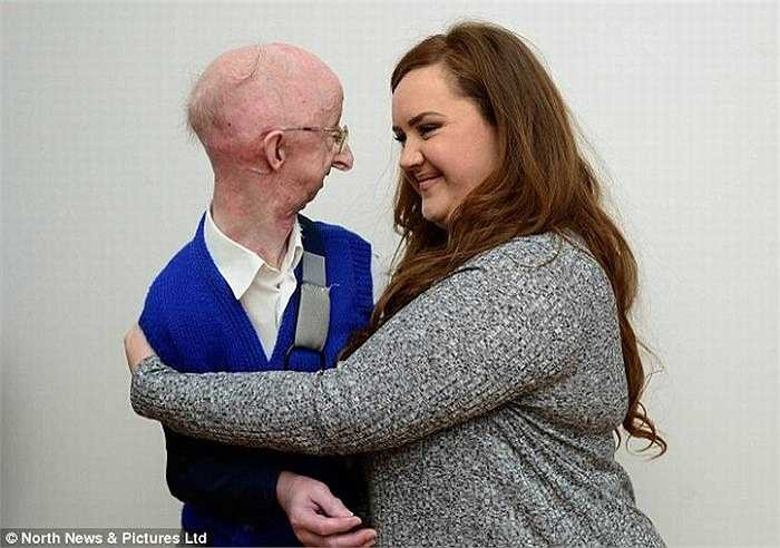 Alan kể lại, hắn đã đẩy ông ngã, sau đó nhảy lên người và lục soát nhưng không thấy tiền, hắn đã bỏ chạy khi ông kêu cứu.