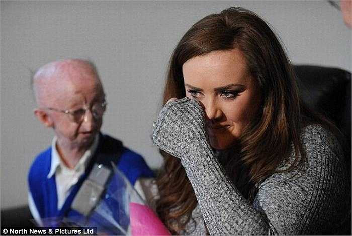 Bức xúc trước hành động vô nhân tính của tên cướp, người dân địa phương quyết tâm tìm kiếm thủ phạm và kêu gọi mọi người giúp đỡ người đàn ông khốn khổ. 