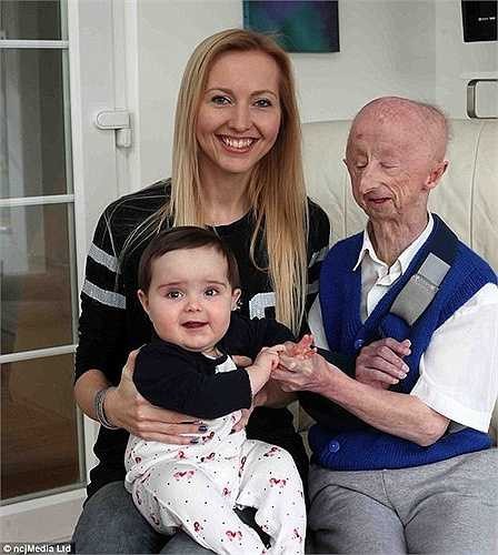 Tạm thời, Alan đang sống với gia đình em gái và hai cháu gái của mình. 