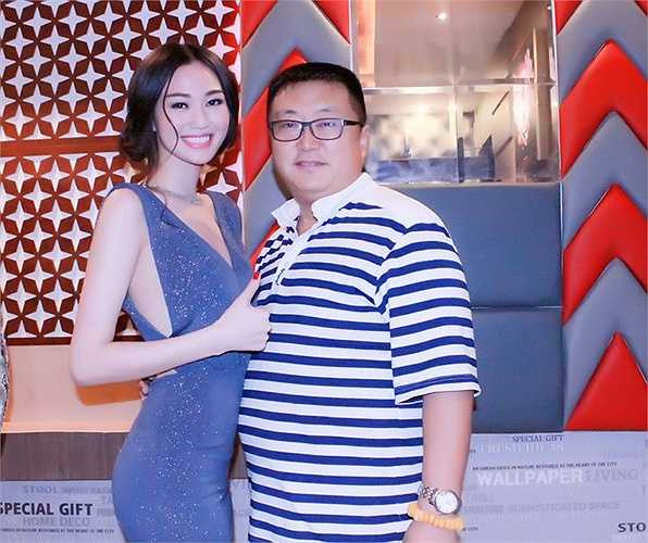 Tuy nhiên, do lúc đầu anh mặc trang phục đời thường chưa được đẹp lắm nên khi được diện vest lịch lãm và điển trai hơn, anh đề nghị được chụp thêm lần nữa. 