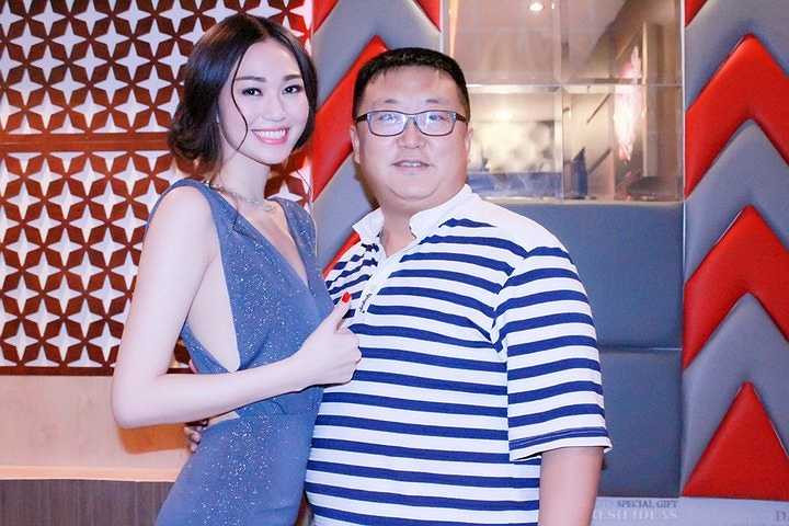 Riêng Vương Đại Trị và Lưu Lực Dương thì nhờ phiên dịch dạy cả hai nói tiếng Việt: 'Bạn đẹp gái lắm' để khen ngợi Khánh My.