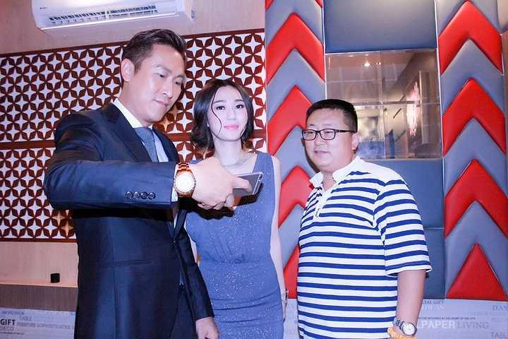 Mã Đức Chung khá tinh ý đã mở lời đề nghị cả hai cùng chụp ảnh cùng cô.